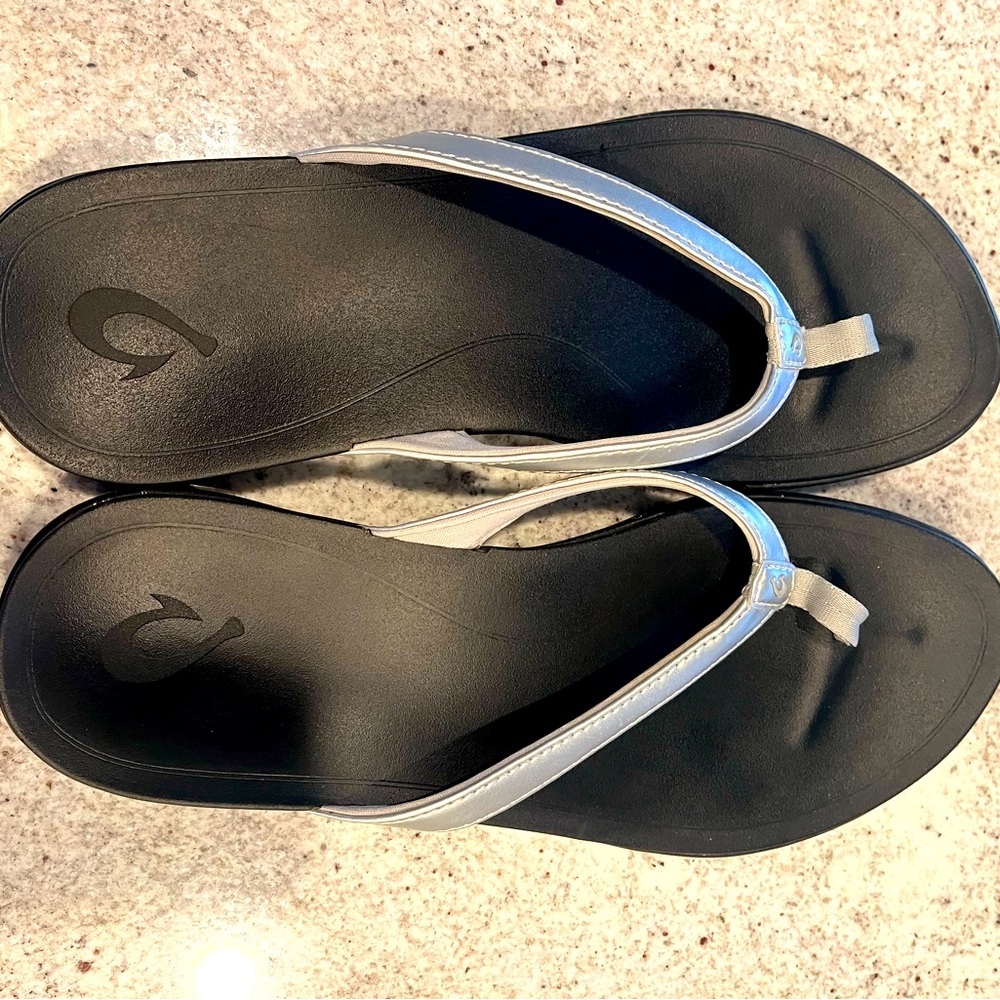 Olukai Silver size 9 flip flops barely worn